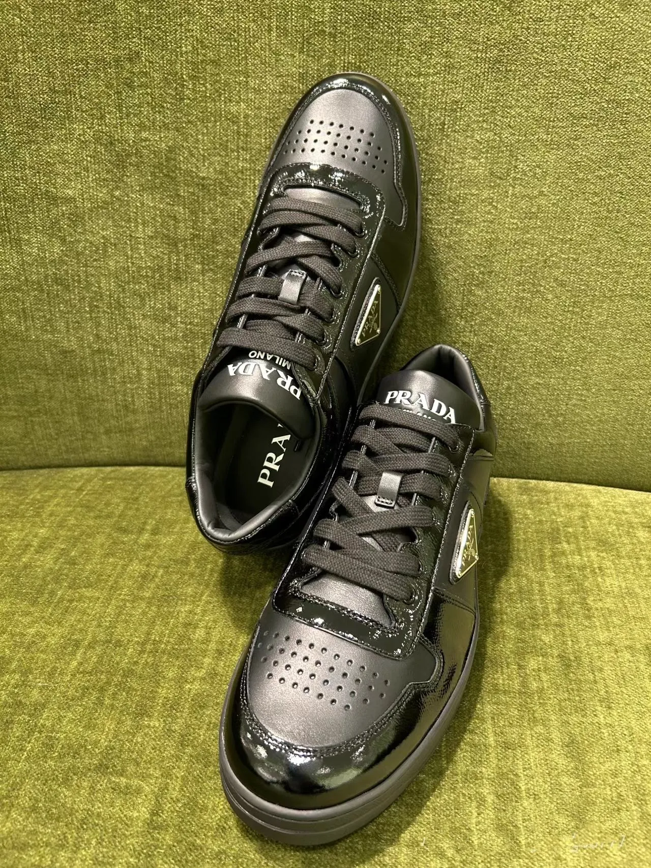 P380 Yuan 38-45 Prada Prada’s new men’s leather sports shoes, the highest version on the market, any comparison is welcome🆚! The original leather has excellent texture and is super high-end! Fetal sheep net lining imported from Italy, removable pad! Luxurious materials and fine workmanship, highly recommended!